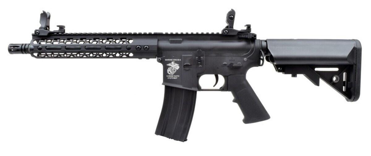 Denne riffel kommer med et M-lok stil rail system