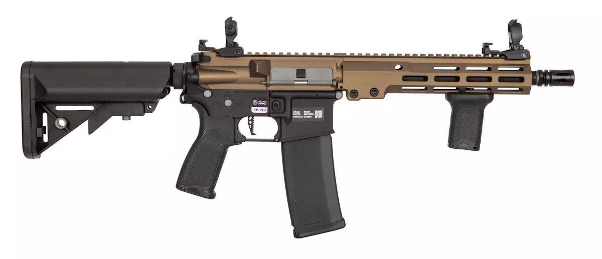 Denne model af E23 kommer med en upper i Chaos Bronze, og en lower i sort