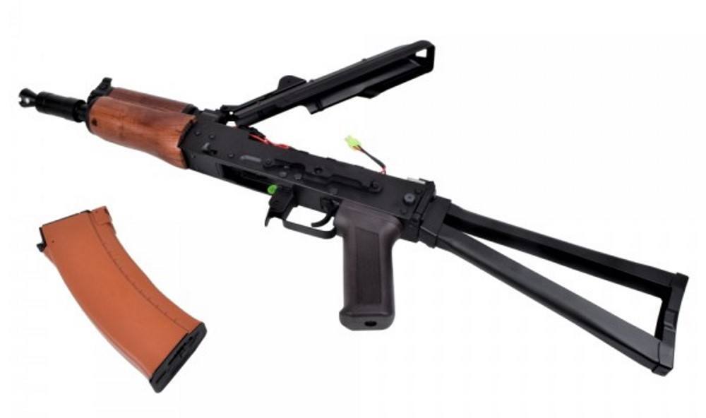 Batteriet til riflen ligger i topdækslet, som er åbent på billedet