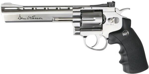 revolveren bruger patron hylstre, som giver en mere realistisk oplevelse