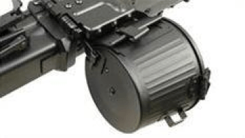 Denne MG42 bruger et elektrisk drum mag, som man kan rulle op undervejs