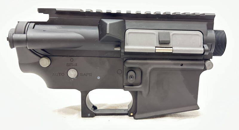 Denne M4 upper og lower er lavet af metal