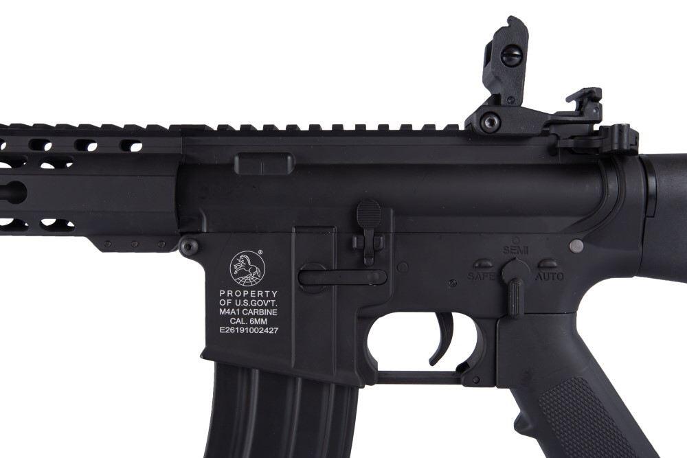 Softgun geværets receiver har de autentiske Colt mærkeringer