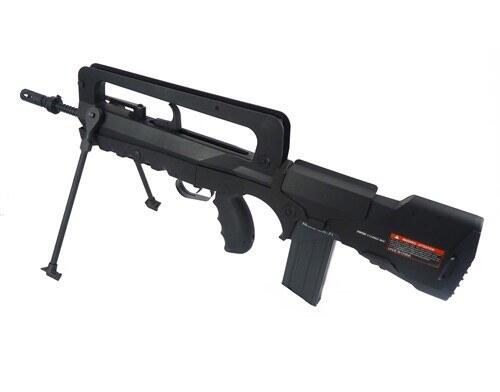 Denne hardball Famas F1 fra cybergun kommer med bipod monteret på riflen