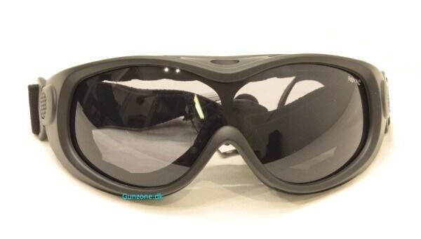 Lækre hardball briller som bruges sammen med en mesh maske