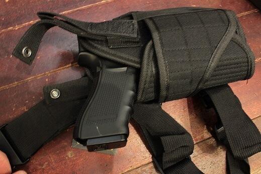 Glock pistol med lygte på i pistolhylsteret