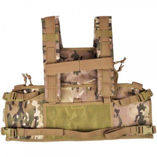 Bagsiden har en mesh lomme med velcro lukning til f.eks kort over airsoft banen