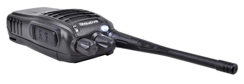 Denne baofeng bf-888S er en walkie talkie som har en indbygget lygte i toppen