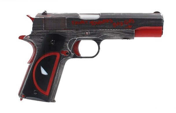 Fed 1911 softgun pistol med et deadpool tema