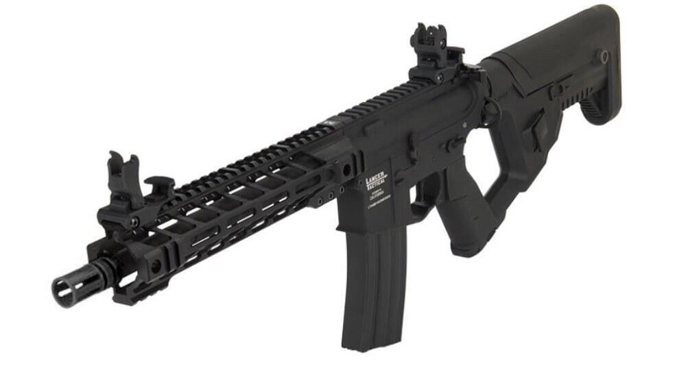 Fed sort M4 hardballvåben med et unikt design og plads til ekstra magasin i kolben