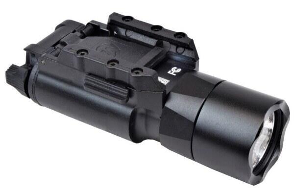 Airsoft lygten X300 Ultimate har et taktisk design og er sort