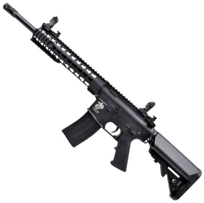 Riflen kommer med en krop i metal, og rail system i polymer