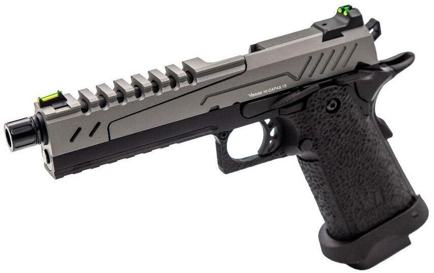 Denne hi capa 5.1 softgun pistol er grå og sort hvilket udgør en fin milsim pistol