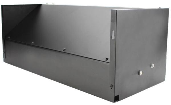 Bagsiden af denne hardballskydekasse hvor der er 4 metal mål at skyde på