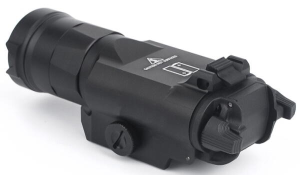 Denne softgun lygte har en fingerskrue for nem af- og på montering på både pistoler men også rifler