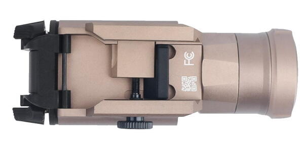 Lygten kan nemt monteres på både airsoft rifler samt pistoler grundet dens fingerskrue