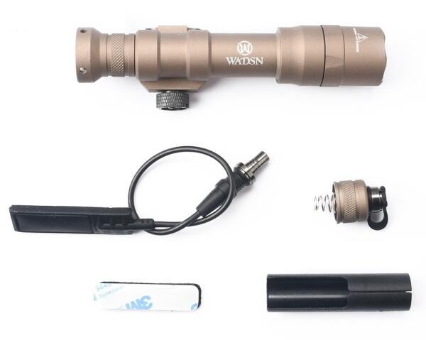 Lygten kommer inkluderet med kontakt til håndholdt, og preassure plade, til at have den monteret på et softgun våben