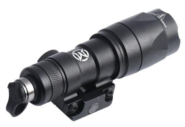 Lygten er lavet i solid aluminium, hvilket gør den kan holde til at blive brugt