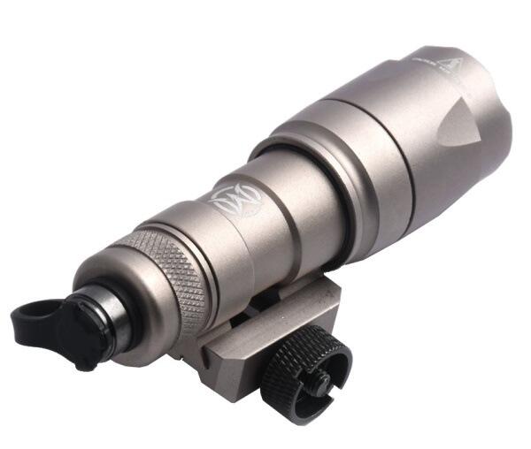 Lygten er i et flot tan design, som passer perfekt til ørken udstyr