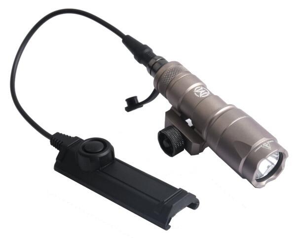 Denne lygte er lavet i solidt aluminium, hvilket gør den kan holde til at blive brugt på f.eks. hardball banen