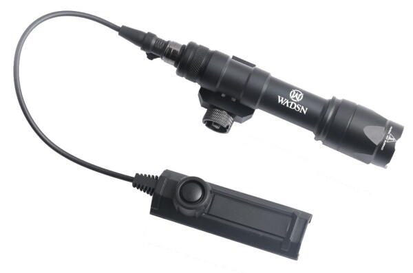 Selve lygten yder hele 340 lumen, hvilket er rimeligt til både at blænde folk, eller lyse mørke steder op