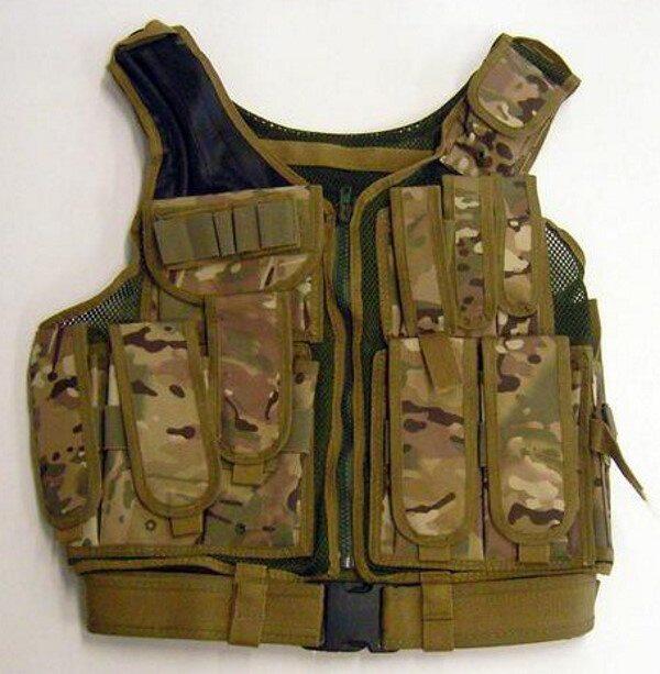 Denne vest kommer med massere af forskellige lommer, som passer til magasiner, shotgun shells osv.