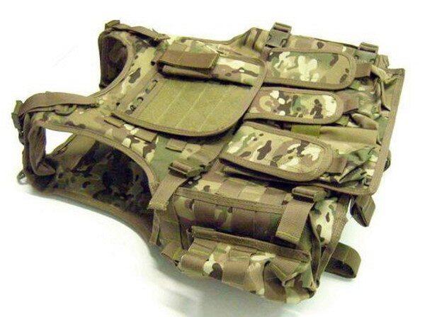 Denne hardball vest kommer med et molle system, og flere forskellige lommer til magasiner osv.