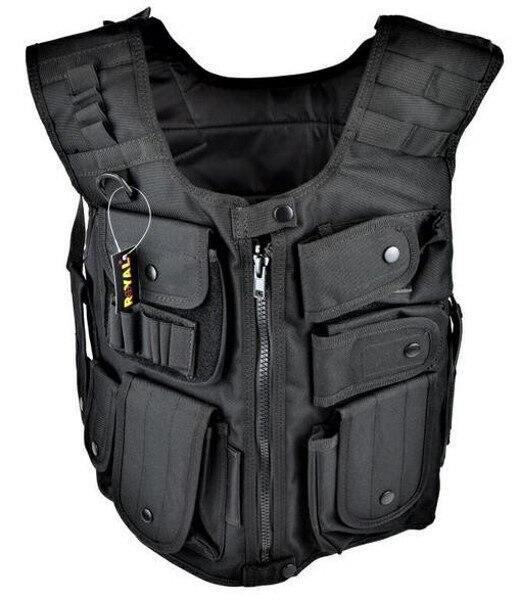 Vesten kommer inkluderet med en masse forskellige lommer, så som til Riffel magasiner, pistol magasiner osv.