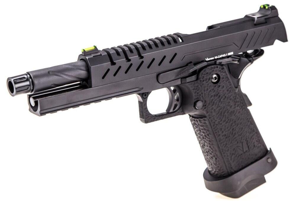 På toppen af slæden, findes de fiber optiske sigter, hvilket gør det hurtigere at opfange ens sigte