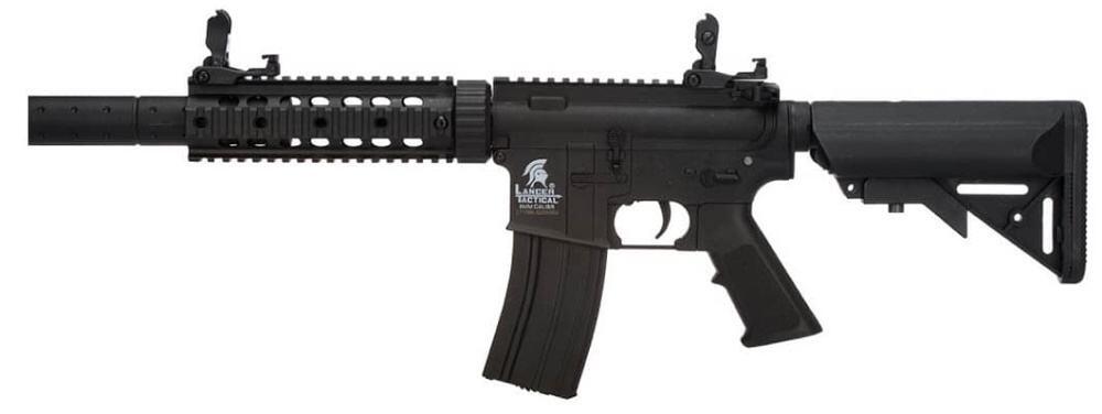 Denne airsoft riffel er lavet i et SD design, hvilket vil sige den har en indbygget lyddæmper