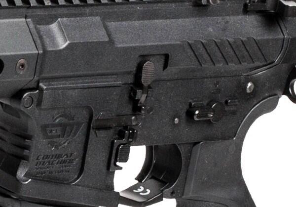 Kroppen på riflen er lavet til både venstre, samt højrehåndet, ved deres magasin release på begge sider.