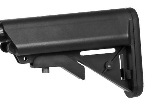 Med denne kolbe er der god plads til batteri, samt kan den trækkes ud fra geværets buffertube