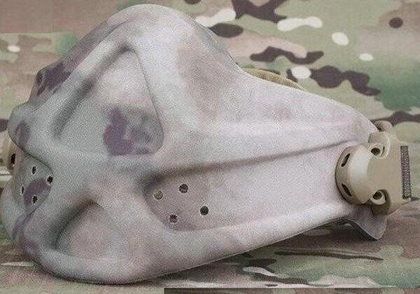 Masken har spænder på siderne, så man let kan tage masken af og på