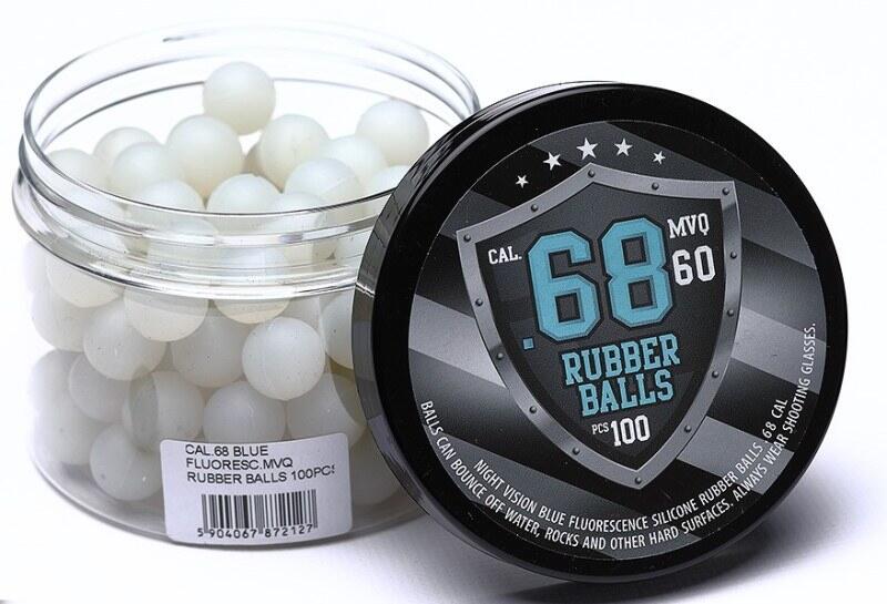 Disse reball kugler lyser blåt under lys fra f.eks. Lommelygte i mørke