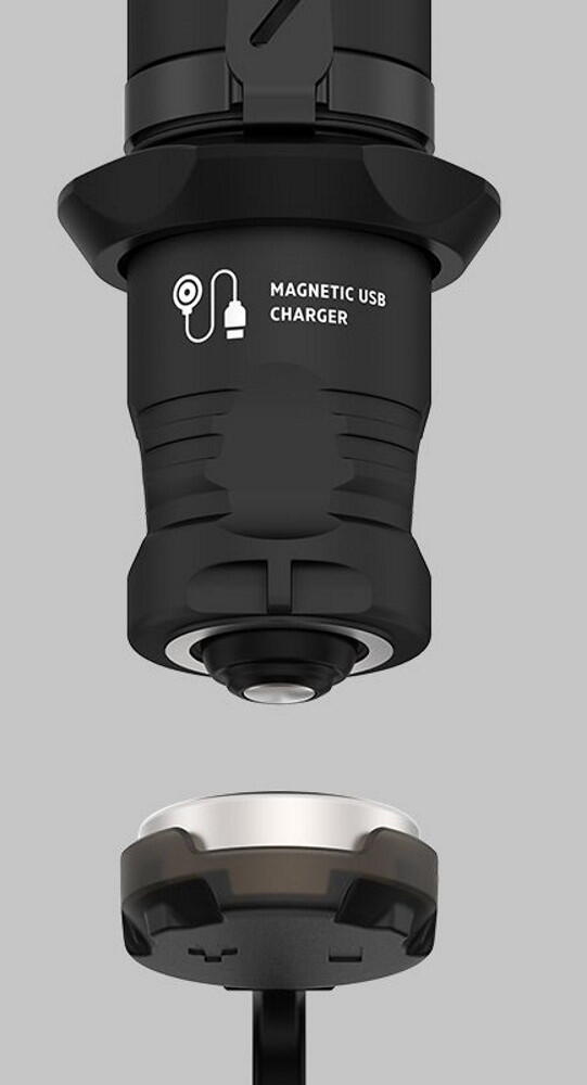 Lygten bliver opladt ved hjælp af en magnet oplader