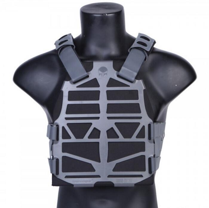 Selve vesten kommer med dummy plader og er lavet i grå