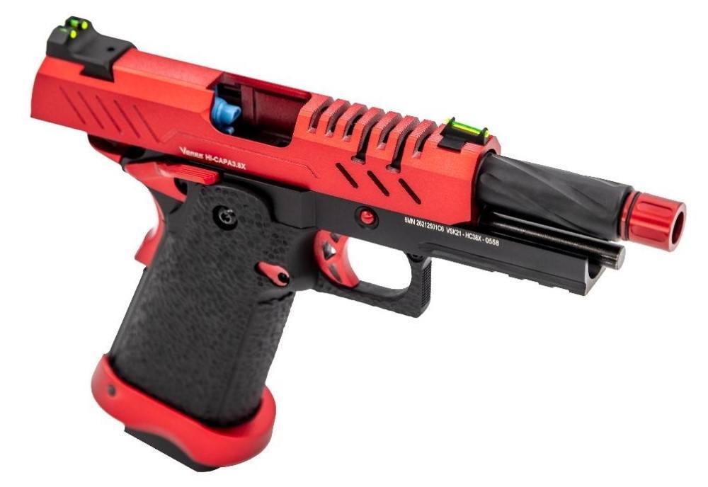 Pistolen kommer med fiber optiske front og bagsigter