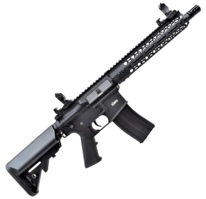 Selve riflen er konstrueret i fuld metal, hvilket gør den ekstremt holdbar