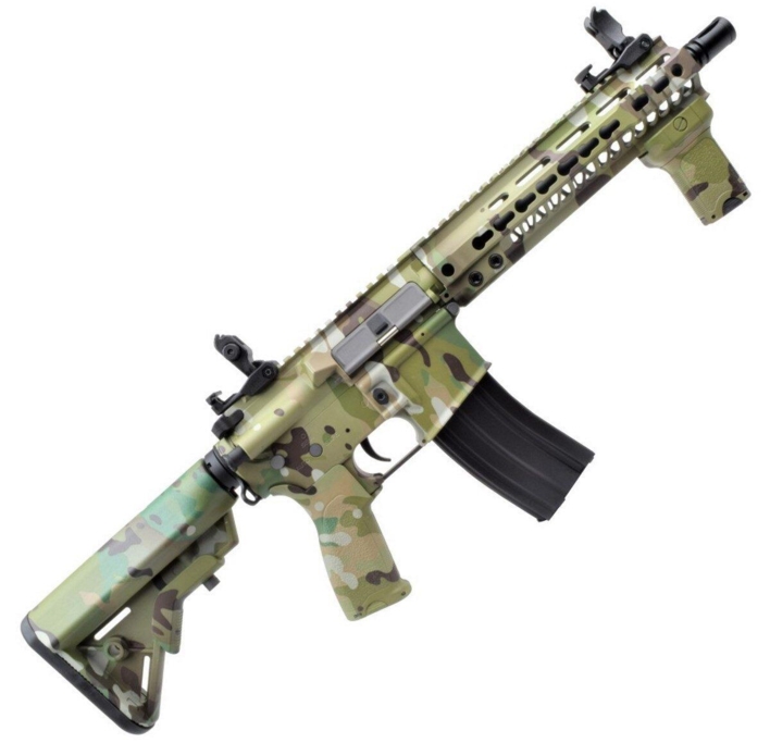 Eksternt er riflen lavet i en Multicam farve