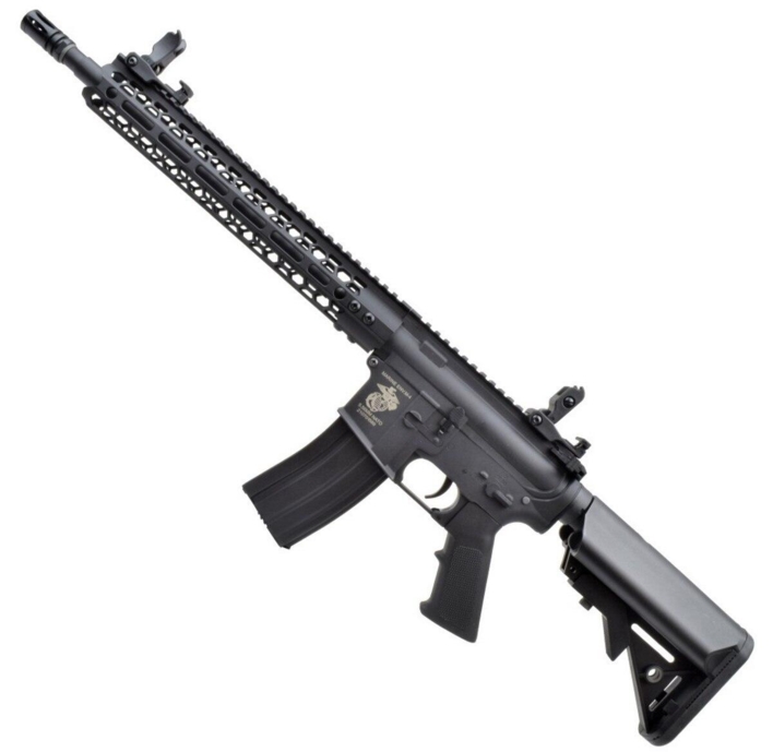 Riflen her kommer inkluderet med et 300 skuds hi-cap magasin samt flip-up sigter