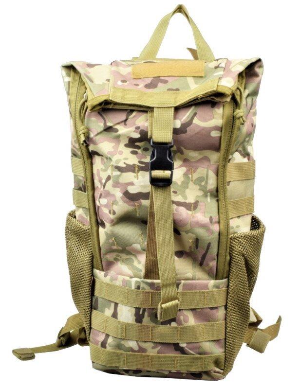 Dette er en multicam rygsæk, som kommer med et stort rum