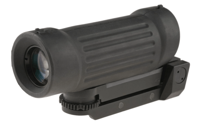 Sigtet kommer med 4x45 zoom, men har også små gummi sigter, til tættere afstand