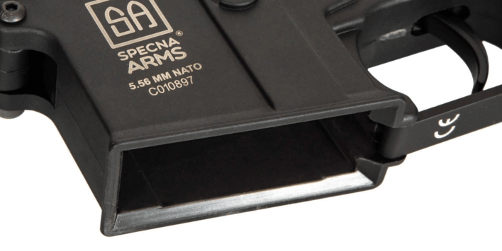 Lower på denne airsoft riffel er engraveret med specna arms logoet