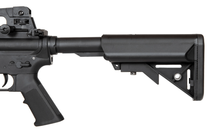 Kolben på denne Specna Arms Core riffel er justerbar, her ser man den strækket helt ud