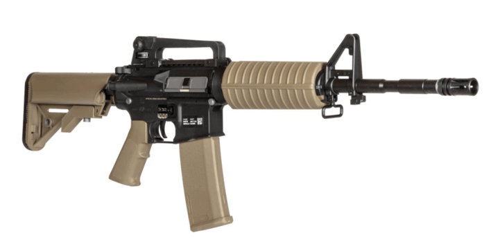 Riflen er lavet i en flot dual tone, som gør den kommer med sort og tan farve