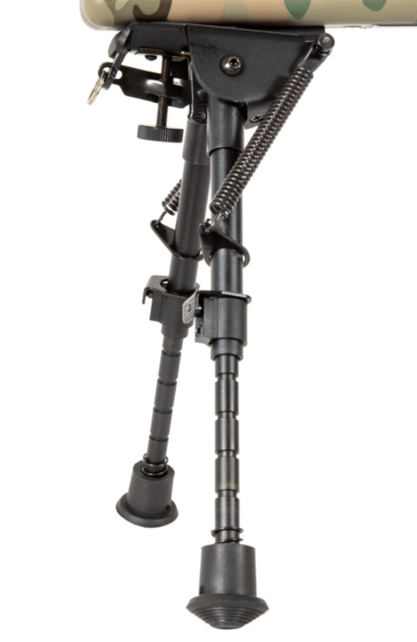 Riflen har en justerbar bipod monteret på undersiden