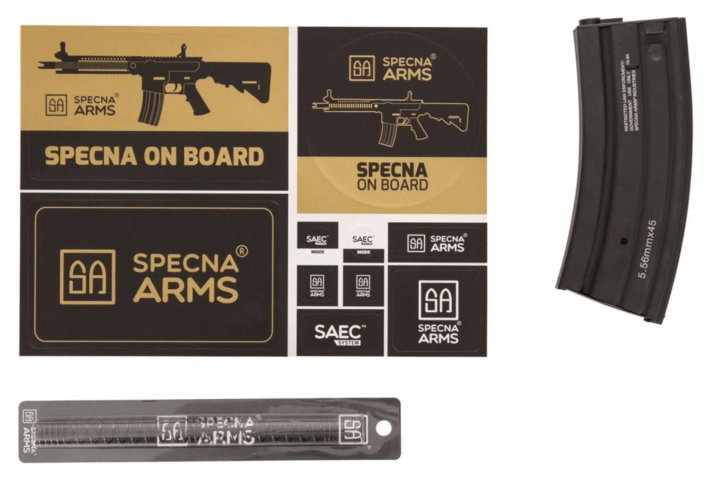 Geværet kommer med et 300 skuds hi-cap magasin, samt en fjeder til at skyde mindre hårdt