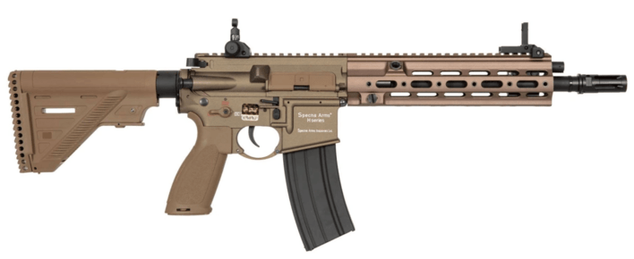 Selve riflen er ambidextrous, hvilket vil sige den kan bruges af både højre- samt venstrehånds skytter