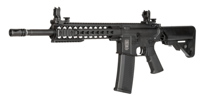 Riflen er konstrueret i stærk Nylon fiber, hvilket holder vægten nede