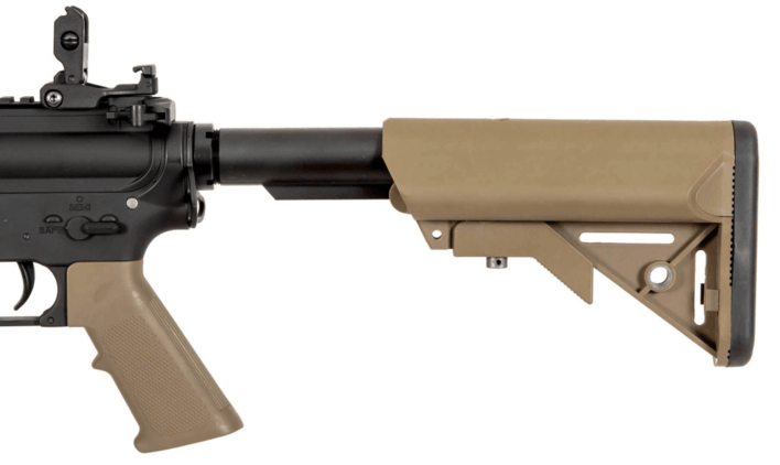 Denne kolbe kan justeres i længde, alt efter hvad man finder mest komfortabelt